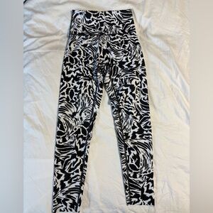Offline by Aerie Black & White Animal Print 7/8 Leggings